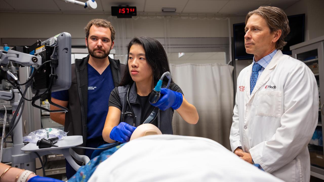Doctor training in an emergency room