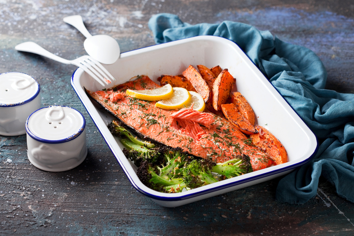 IBD-friendly oven-baked salmon with lemon, sweet potatoes and broccoli.