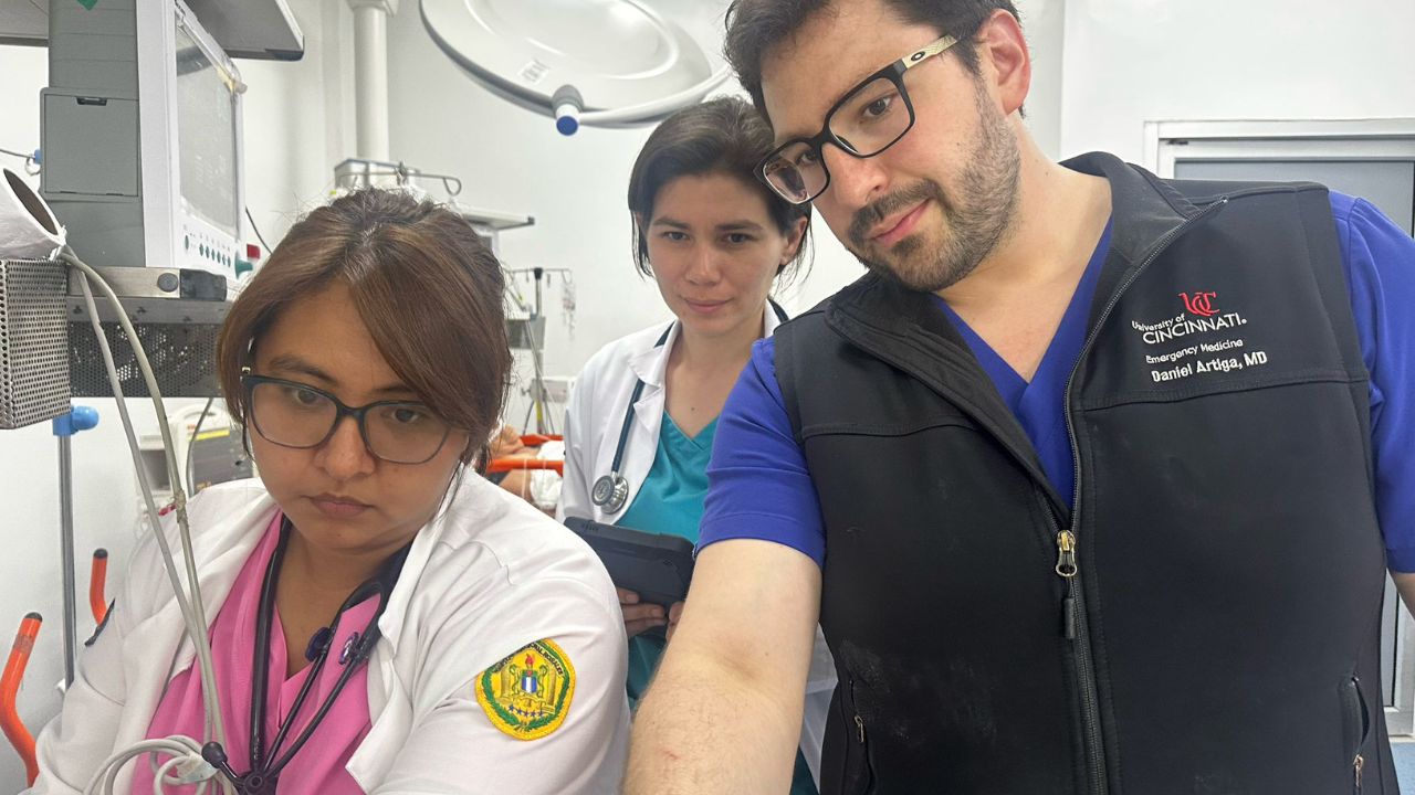 Dr. Daniel Artiga leads a training with two  pioneer physicians in San Salvador