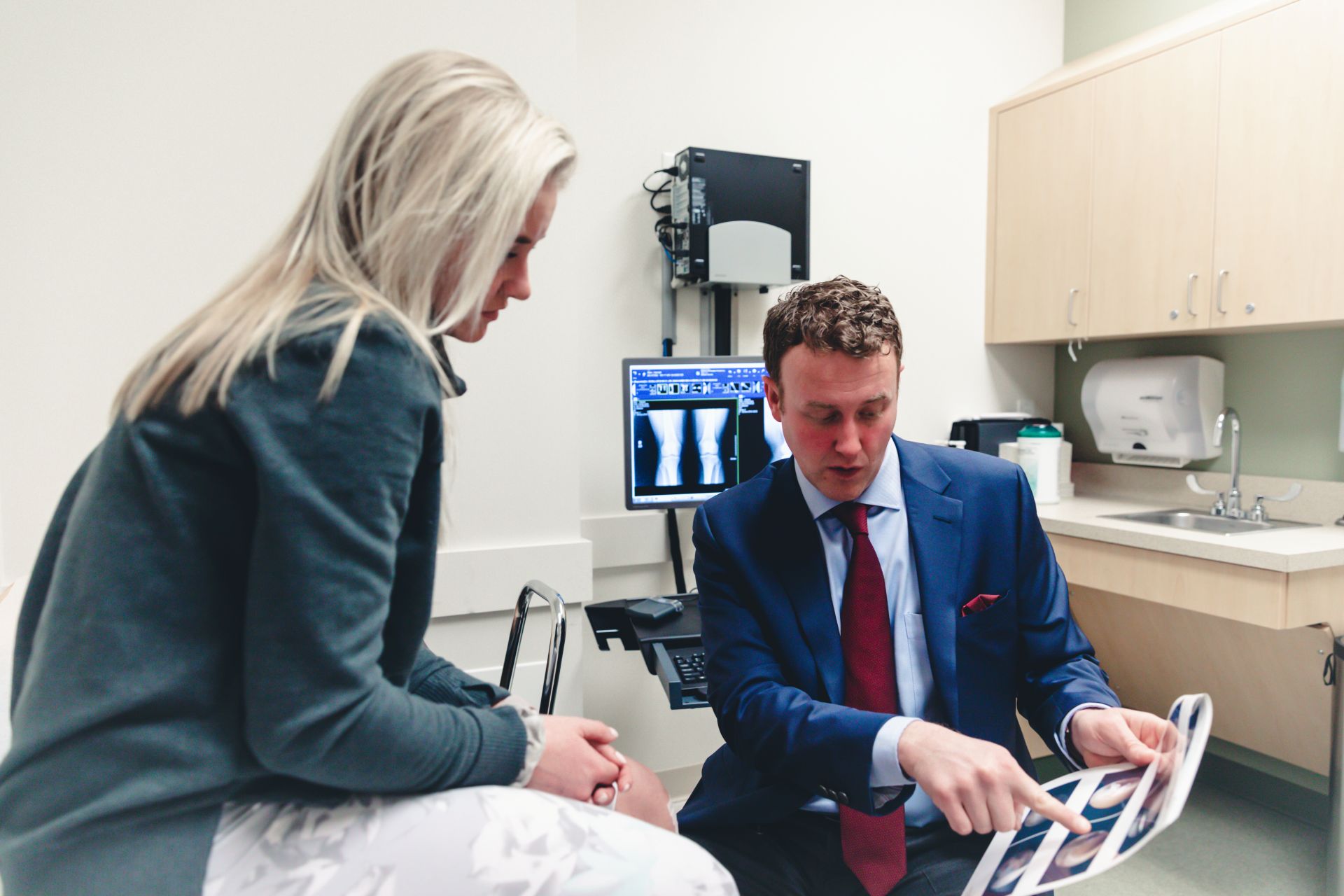 Dr. Grawe shows an image to a patient. 