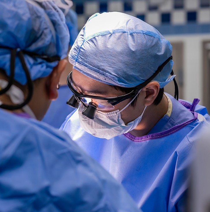 Physician talks with a patient. 