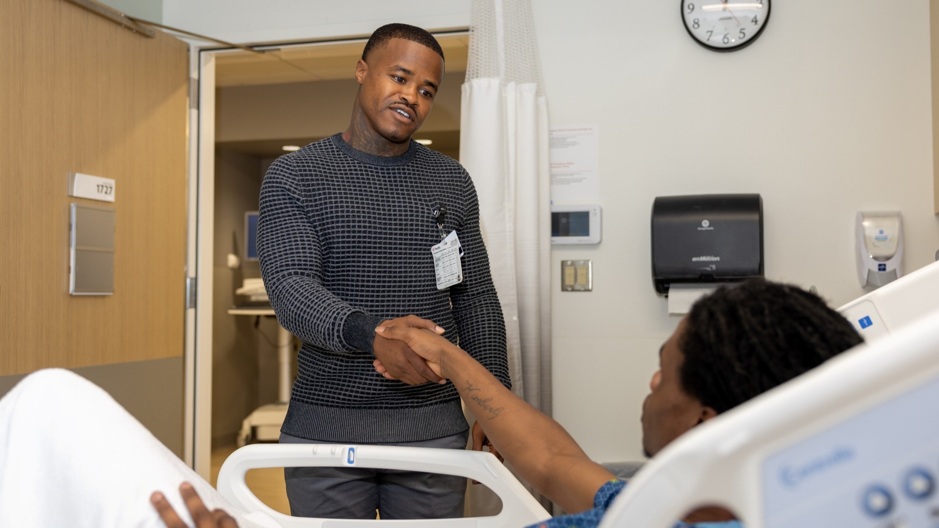 HVIP specialist meets a gun victim patient to talk about Hope & Shield program. 