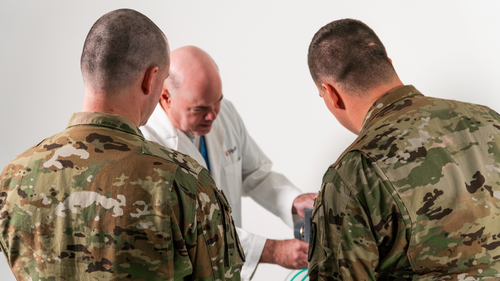 Dr. Pritts showing a double venalator to Air Force trainees. 