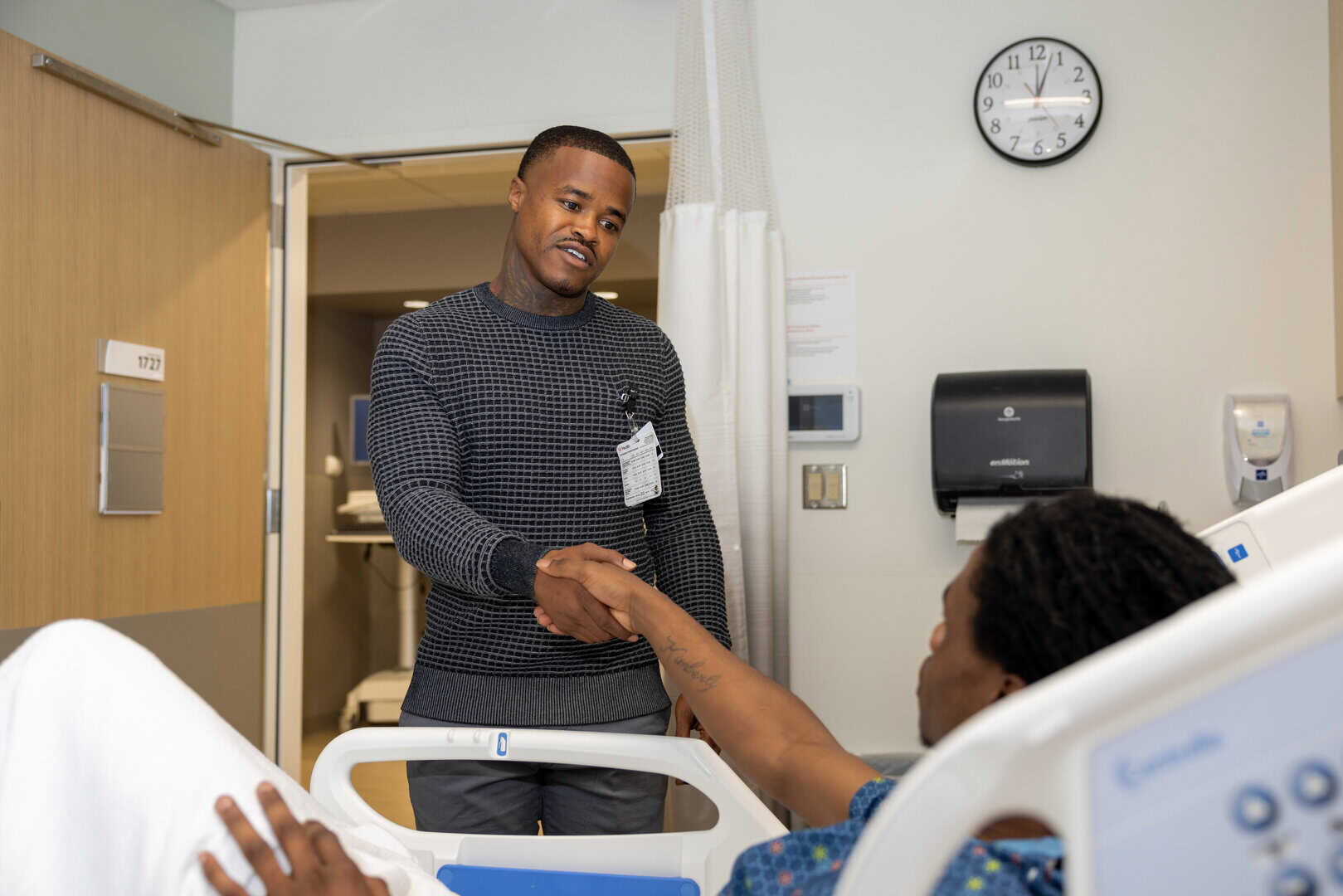 HVIP specialist meets a gun victim patient to talk about Hope & Shield program. 