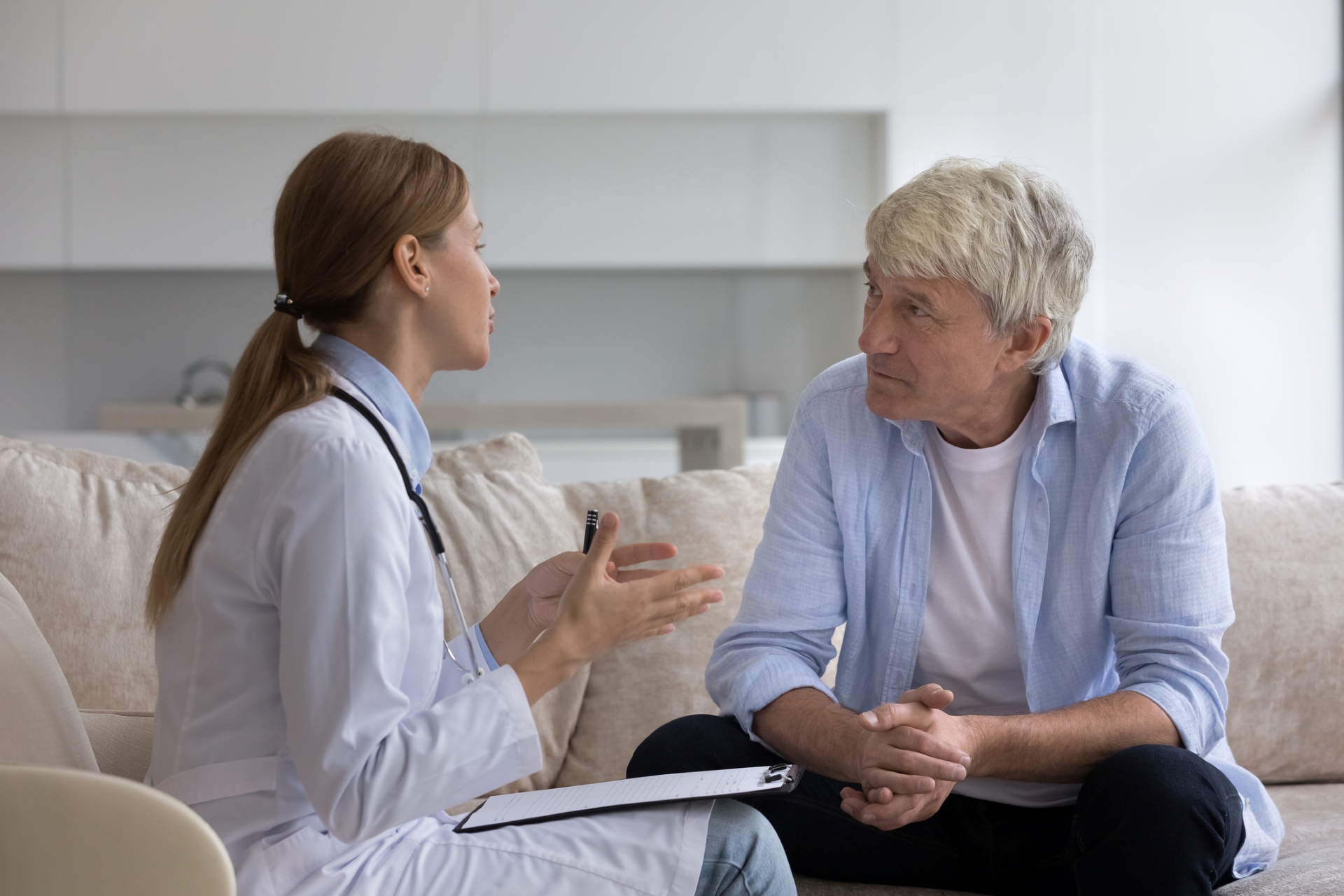 Physician talks with patient. 