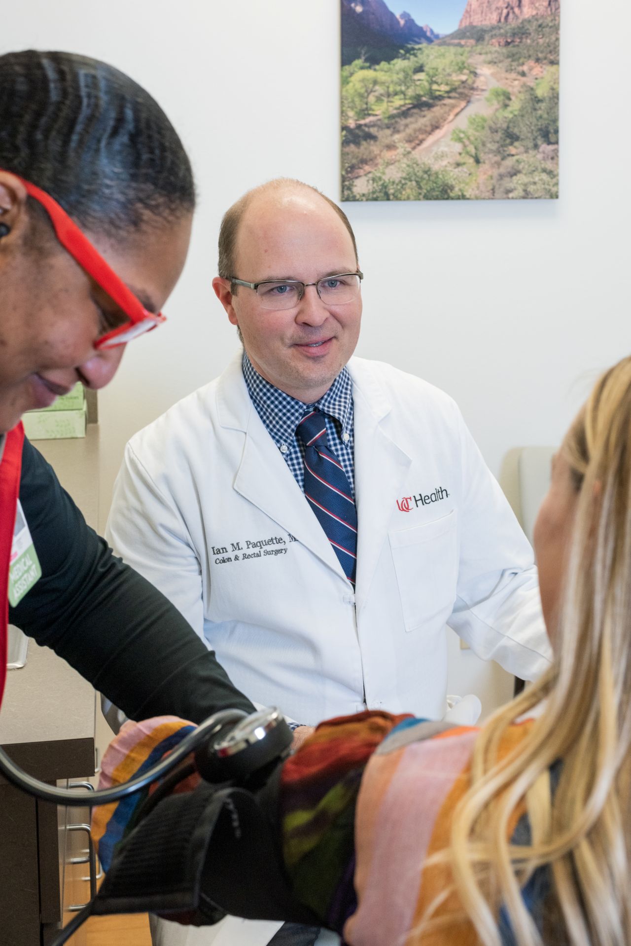 Physician talks with patient. 