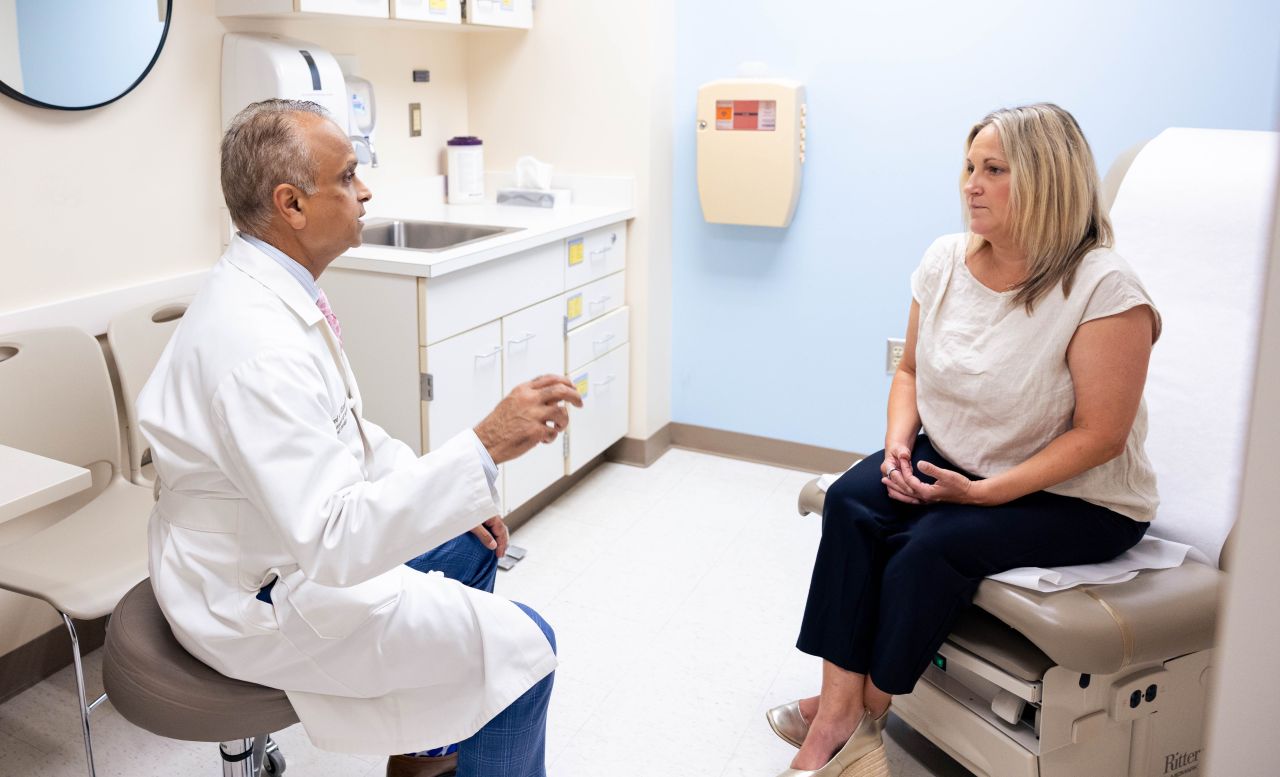 Physician talks with patient. 